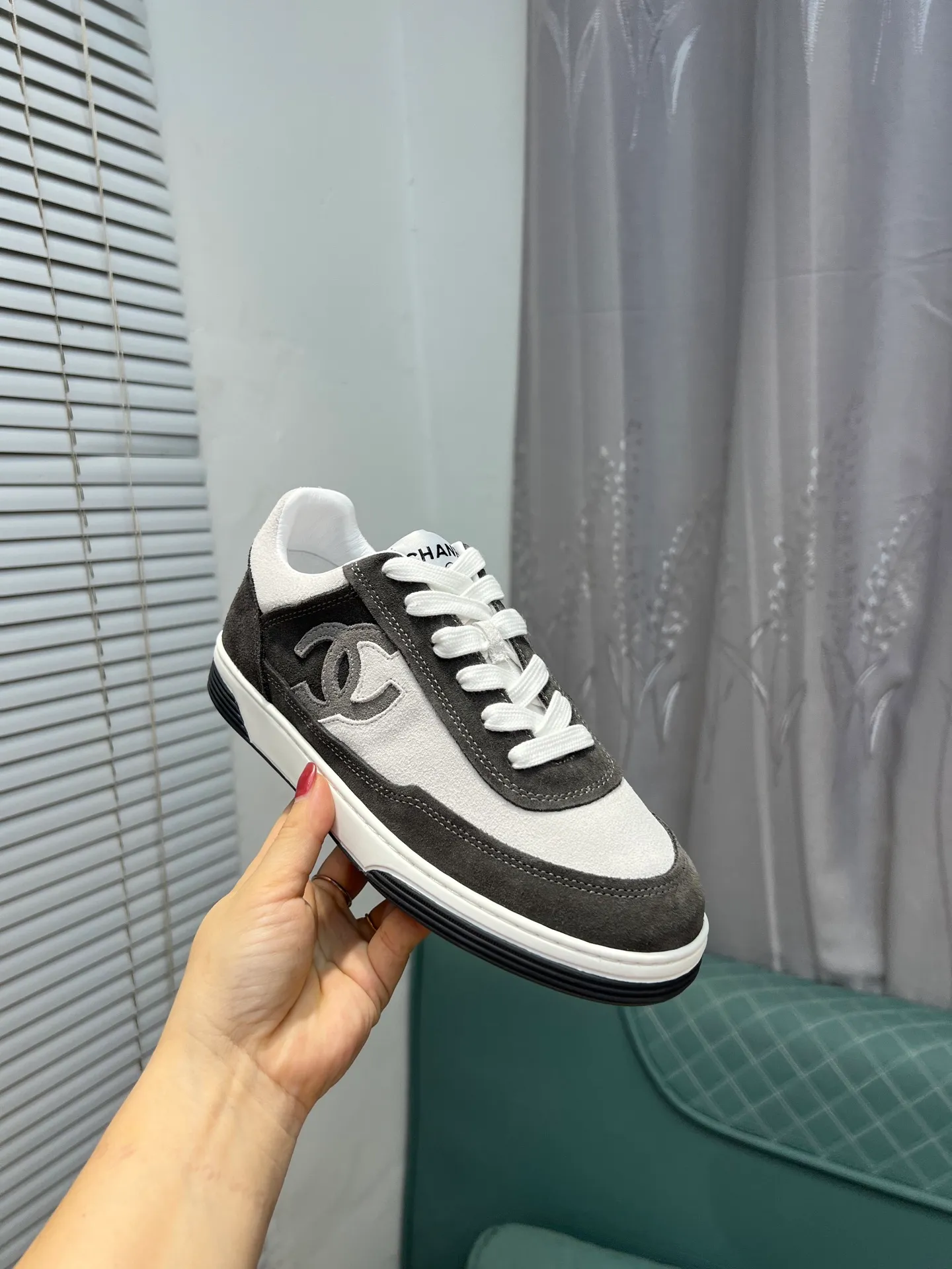 Men's men's shoes 💰620 Exclusive real shot (top version) CHANEL Chanel's new panda sneakers Panda shoes Chanel 2025ss color matching thick-soled casual sports shoes sneakers Counter synchronization The counter is very popular Very difficult to buy a shoe The most popular thick-soled panda shoes on the Internet It is obvious that Xiaoxiang control cannot miss it Simple and versatile white shoes that have both good looks and comfort Thick sole increases height, is super versatile and can be worn with eyes closed😍 Whoever wears it will look better. Upper: calfskin. Lining: imported sheepskin lining. Outsole: TPU original outsole. Size: 35-44 (41 for women, 40 for men, custom made).